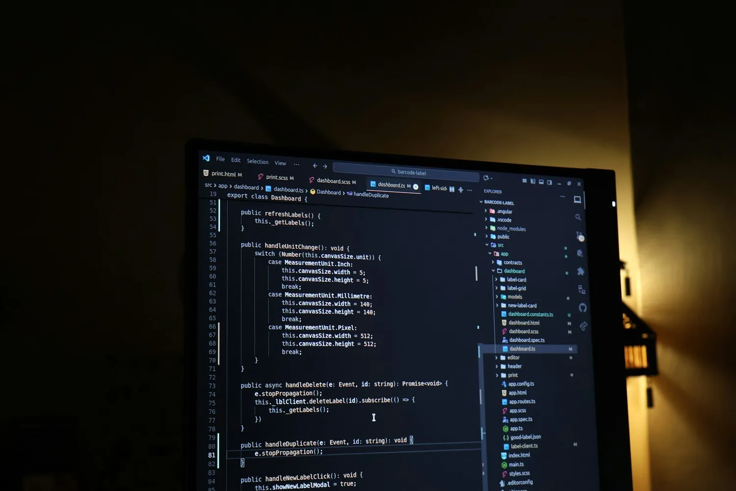 Écran de programmation dans un espace de travail sombre